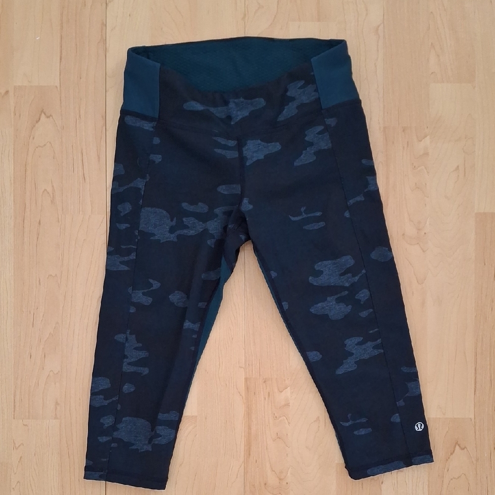 lululemon athletica Blue/Teal Camo Cropped Capri Leggings Size 6